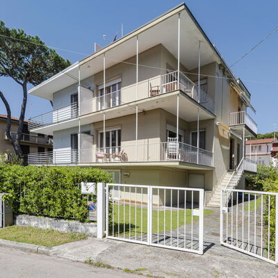 Casa Lelia: Plante, Ciel, Bâtiment, Fenêtre, Maison, Design Urbain, Lot Terre, Arbre, Clôture, Condominium