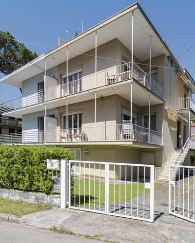 Casa Lelia: Plante, Ciel, Bâtiment, Fenêtre, Maison, Design Urbain, Lot Terre, Arbre, Clôture, Condominium