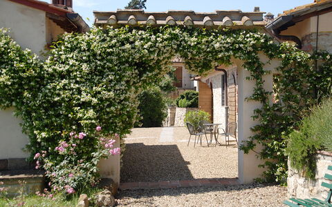 Borgo Delle Fonti: Plante, Fleur, Bâtiment, Propriété, Fenêtre, Botanique, Ciel, Lot Terre, Maison, Végétation
