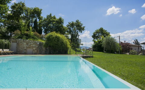 Borgo Delle Fonti: L'Eau, Plante, Nuage, Ciel, La Nature, Bleu Azur, Piscine, Lot Terre, Arbre, Herbe