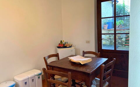 Borgo Delle Fonti: Meubles, Bois, Sol, Table, Design Intérieur, Sol, Table Cuisine Et Salle A Manger, Salle À Manger, Chaise, Pièce