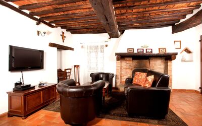 Orchidea: Propriété, Meubles, Bâtiment, Bois, Design Intérieur, Télévision, Salon, Cabinetry, Chaise, Sol