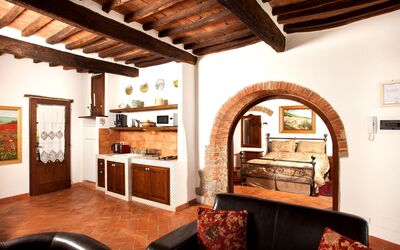 Girasole: Marron, Propriété, Bois, Salon, Éclairage, Design Intérieur, Bâtiment, Sol, Canapé, Foyer