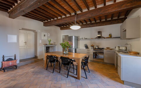 Appartamento Palei: Meubles, Propriété, Table, Cadre, Cabinetry, Bois, Plante D'Appartement, Plante, Bâtiment, Pot De Fleur