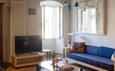 Appartamento Palei: Table, Canapé, Meubles, Propriété, Fenêtre, Cadre, Confort, Bois, Bleu Azur, Bâtiment