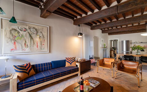 Appartamento Palei: Canapé, Meubles, Propriété, Table, Bâtiment, Cadre, Plante D'Appartement, Éclairage, Bois, Sol