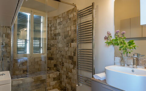 Appartamento Palei: Baignoire, Propriété, Luminaire Plomberie, Plante, Miroir, Robinet, Salle De Bains, Design Intérieur, Bois, Sol