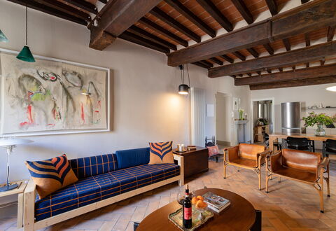 Appartamento Palei: Canapé, Meubles, Propriété, Table, Bâtiment, Cadre, Plante D'Appartement, Éclairage, Bois, Sol