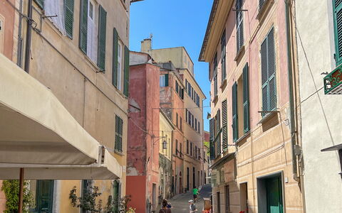 Apartments Mafalda - Levanto: Ciel, Plante, Fenêtre, Bâtiment, Pot De Fleur, Roue, Surface De La Route, Infrastructure, Design Urbain, Architecture