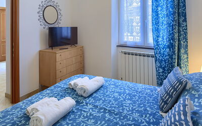 Apartments Mafalda - Levanto: Bleu, Meubles, Confort, Bleu Azur, Fenêtre, Cadre, Textile, Bâtiment, Cabinetry, Bois
