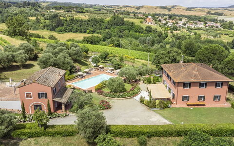 Villa Varna: Plante, Bâtiment, Ciel, Paysage Naturel, Fenêtre, Lot Terre, Végétation, Arbre, Design Urbain, Quartier