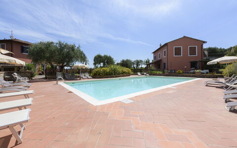 Villa Varna: Ciel, L'Eau, Nuage, Piscine, Plante, Bâtiment, Mobilier De Jardin, Arbre, Loisir, Ombre