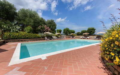 Villa Varna: L'Eau, Plante, Nuage, Ciel, Propriété, Piscine, Plan D'Eau, Arbre, Fleur, Ombre