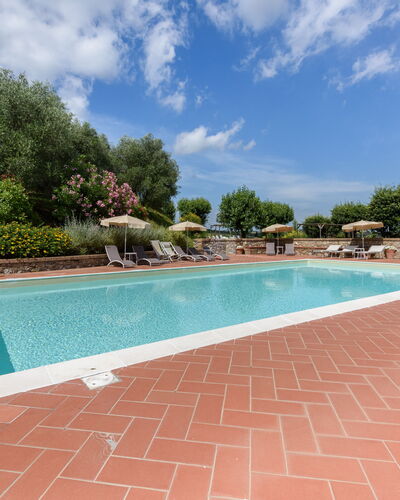 Villa Varna: L'Eau, Plante, Nuage, Ciel, Propriété, Piscine, Plan D'Eau, Arbre, Fleur, Ombre