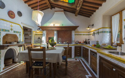 Oasi 2: Meubles, Table, Propriété, Chaise, Bâtiment, Cabinetry, Design Intérieur, Fenêtre, Plante D'Appartement, Cuisine