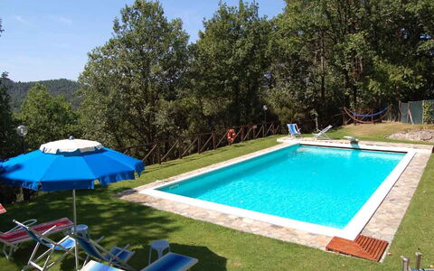 Le Piane: L'Eau, Plante, Piscine, Bleu Azur, Bleu, Ombre, Bâtiment, Ciel, Architecture, Arbre