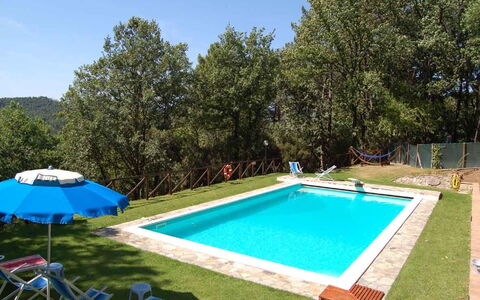 Le Piane: Plante, Propriété, Bâtiment, L'Eau, Bleu Azur, Bleu, Piscine, Ciel, Ombre, Arbre