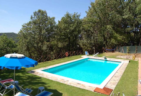 Le Piane: Plante, Propriété, Bâtiment, L'Eau, Bleu Azur, Bleu, Piscine, Ciel, Ombre, Arbre