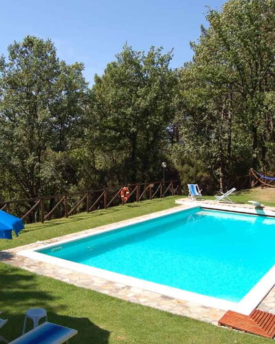 Le Piane: Plante, Propriété, Bâtiment, L'Eau, Bleu Azur, Bleu, Piscine, Ciel, Ombre, Arbre