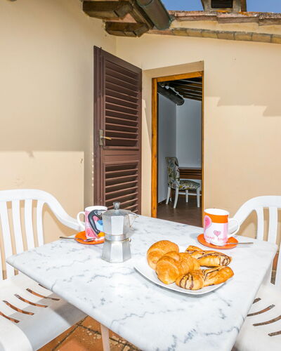 Dependance di Villa Magna: Table, Meubles, Vaisselle, Chaise, Bâtiment, Bois, Fenêtre, Design Intérieur, Mobilier De Jardin, Tableau De Plein Air