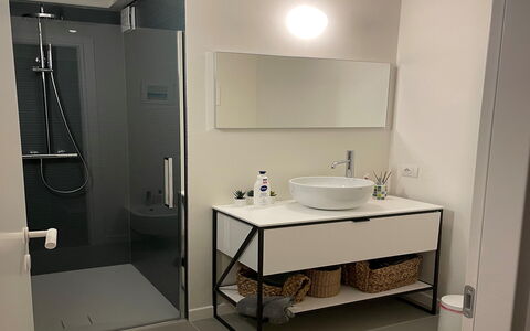 Sui Tetti Di Lucca: Robinet, Évier, Luminaire Plomberie, Lavabo, Bâtiment, Salle De Bains, Design Intérieur, Sol, Sol