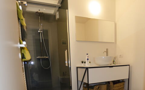 Sui Tetti Di Lucca: Design Intérieur, Bâtiment, Maison, Sol, Sol, Bois, Cabinetry, Dur, Robinet