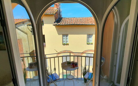 Sui Tetti Di Lucca: Bâtiment, Propriété, Fenêtre, Bleu, Porte, Éclairage, Maison, Design Intérieur, Ciel