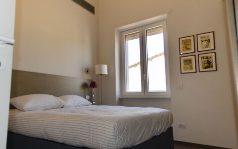 Sui Tetti Di Lucca: Meubles, Propriété, Bâtiment, Confort, Fenêtre, Bois, Textile, Ombre, Design Intérieur