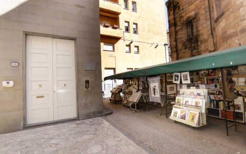 Sui Tetti Di Lucca: Propriété, Bâtiment, Surface De La Route, Quartier, Porte, Fenêtre, Façade, Ville, Trottoir, Route