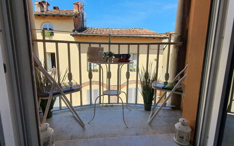 Sui Tetti Di Lucca: Ciel, Bâtiment, Bois, Fenêtre, Ombre, Quartier, Zone Résidentielle, Immobilier, Façade, Plante