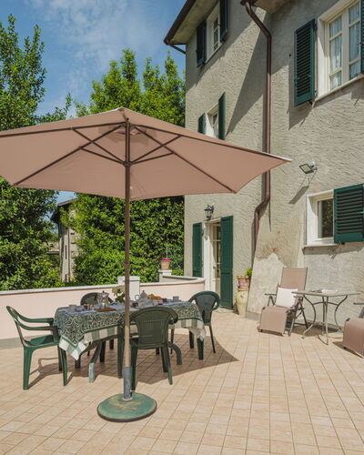 Stella: Meubles, Propriété, Table, Bâtiment, Ciel, Fenêtre, Chaise, Ombre, Tableau De Plein Air, Mobilier De Jardin