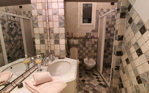 Lucida: Miroir, Luminaire Plomberie, Propriété, Robinet, Évier, Bâtiment, Lavabo, Salle De Bains, Design Intérieur, Violet