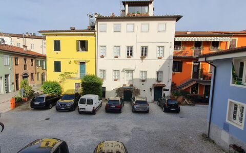 Lucida: Voiture, Fenêtre, Véhicule, Bâtiment, Roue, Plante, Ciel, Façade, Ville