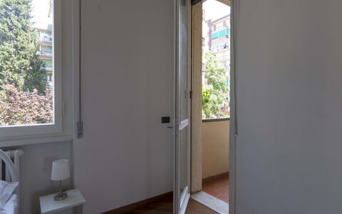 Novoli Suite Apartment: Bâtiment, Fenêtre, Bois, Porte, Ombre, Sol, Dur, Arbre