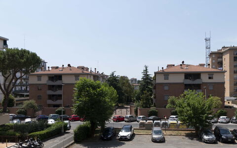 Novoli Suite Apartment: Ciel, Voiture, Plante, Roue, Véhicule, Bâtiment, Fenêtre, Arbre