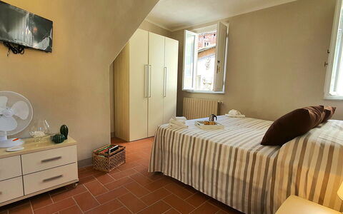 Loft Lucca: Meubles, Propriété, Cabinetry, Fenêtre, Confort, Bois, Design Intérieur, Tiroir, Cadre De Lit, Bâtiment