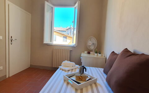 Loft Lucca: Propriété, Meubles, Table, Confort, Fenêtre, Bleu Azur, Bois, Design Intérieur, Vaisselle, Éclairage