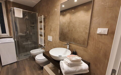 Loft Lucca: Sol, Sol, Design Intérieur, Luminaire Plomberie, Pièce, Marron, Meubles, Salle De Bains, Domicile, Plomberie