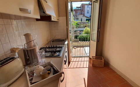 Loft Lucca: Propriété, Bâtiment, Appareil De Cuisine, Design Intérieur, Cuisine, Comptoir, Sol, Sol, Plante, Cuisinière