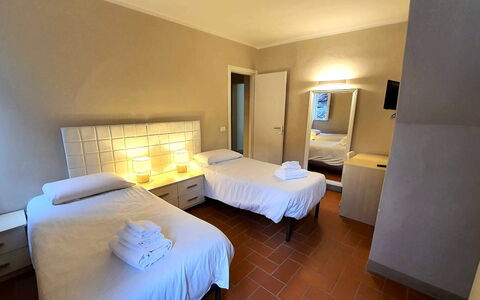 Loft Lucca: Lit, Chambre, Cadre De Lit, Literie, Drap De Lit, Matelas, Tache De Bois, Matelas, Hôtel