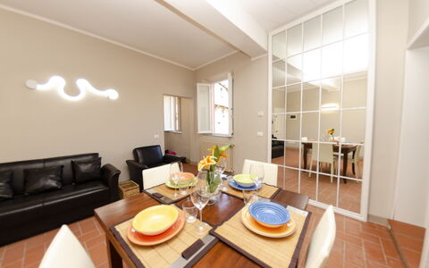 Loft Lucca: Table, Meubles, Propriété, Canapé, Bâtiment, Vaisselle, Confort, Plante D'Appartement, Bois, Design Intérieur