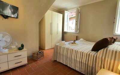 Loft Lucca: Meubles, Propriété, Cabinetry, Fenêtre, Confort, Bois, Design Intérieur, Tiroir, Cadre De Lit, Bâtiment