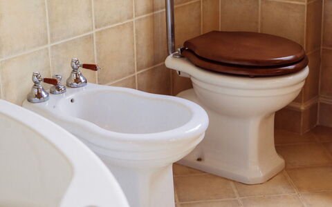 Villa Sant'anna: Marron, Luminaire Plomberie, Robinet, Propriété, Salle De Bains, Violet, Design Intérieur, Sol, Bois