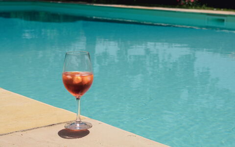 Villa Sant'anna: L'Eau, Vaisselle, Drinkware, Verres À Pied, Du Vin, Bleu, Bar