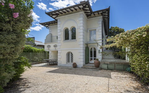 La Villetta: Nuage, Ciel, Bâtiment, Plante, Fenêtre, Bleu Azur, Porte, Quartier, Zone Résidentielle, Maison