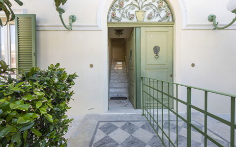 La Villetta: Bâtiment, Plante, Propriété, Blanc, Porte, Maison, Architecture, Bois, Mur