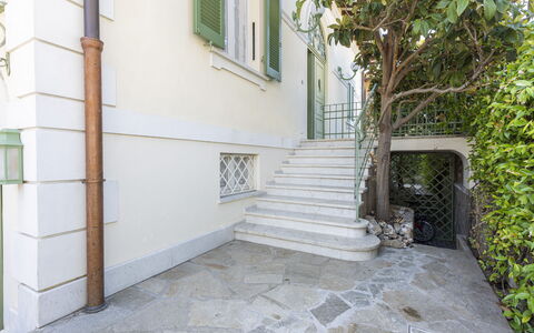 La Villetta: Propriété, Bâtiment, Plante, Fenêtre, Surface De La Route, Escaliers, Asphalte, Maison, Trottoir, Design Urbain