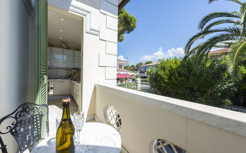 La Villetta: Ciel, Propriété, Bâtiment, Plante, Nuage, Jaune, Ombre, Condominium, Immobilier, Arecales