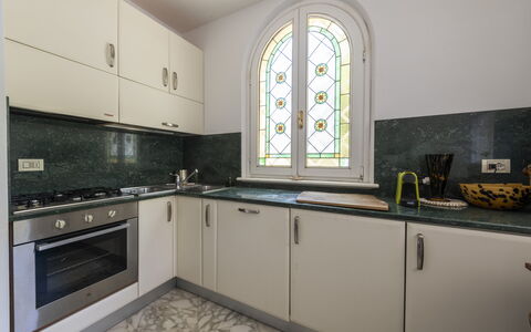 La Villetta: Cabinetry, Comptoir, Evier, Robinet, Cuisinière, Fenêtre, Cuisine, Éclairage, Évier, Design Intérieur