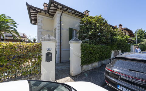 La Villetta: Ciel, Voiture, Plante, Véhicule, Bâtiment, Véhicule À Moteur